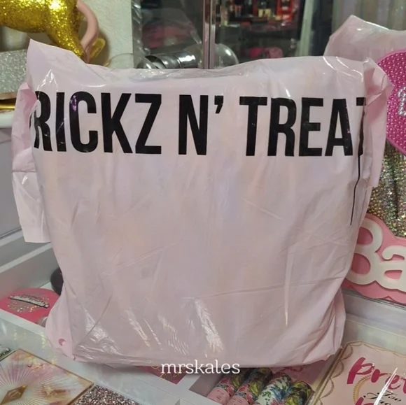 Trickz N' Treatz Cauldron Crossbody Bag - Picture 8 of 8